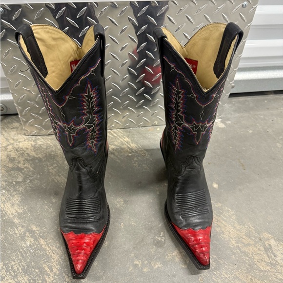 Mezcalero Black and Red Ankle Boots with Chunky Heel - Picture 1 of 8